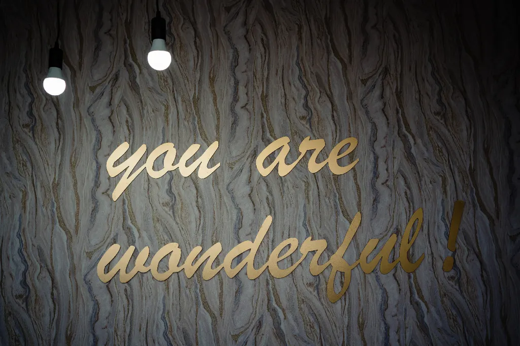 Perete cu mesajul auriu „you are wonderful”