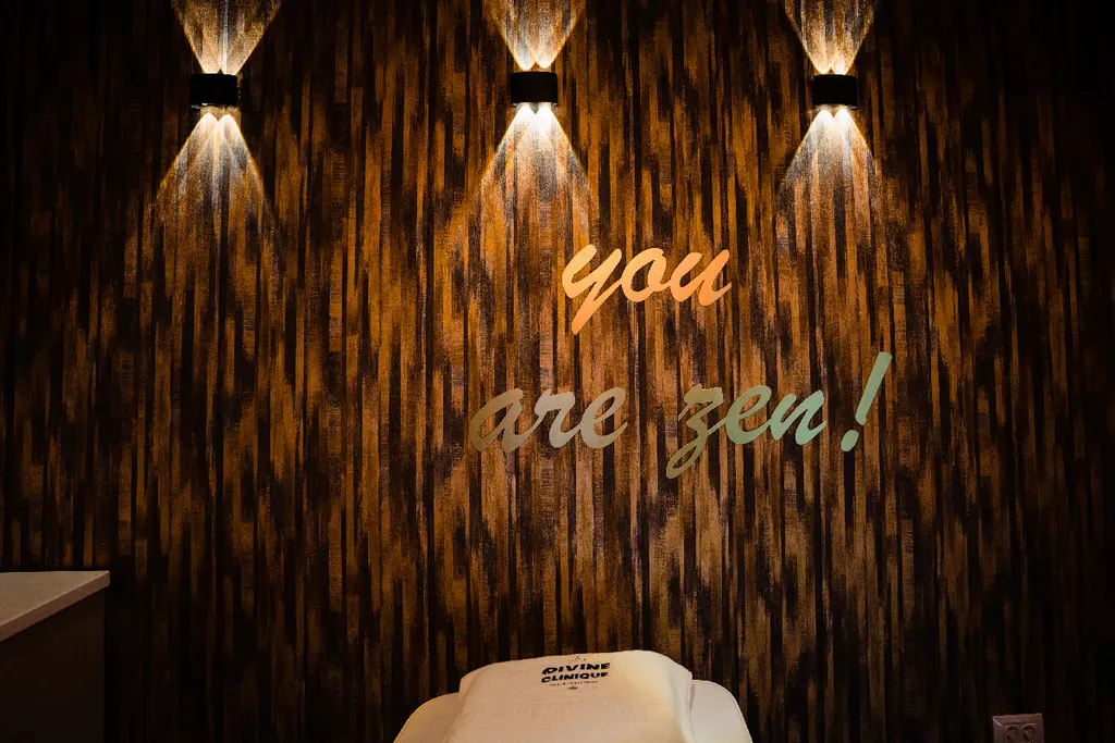 Perete din lemn cu mesajul „you are zen”